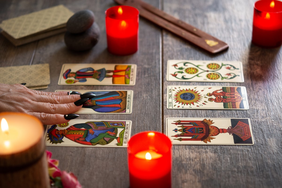 Lectura personalizada de tarot con velas y cartas para una guía espiritual individual.