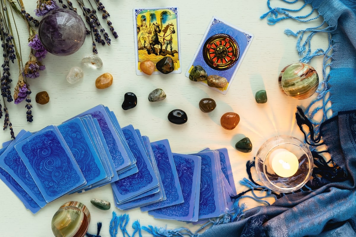 Tirada de tarot con piedras energéticas para lecturas interactivas de amor y predicciones generales.