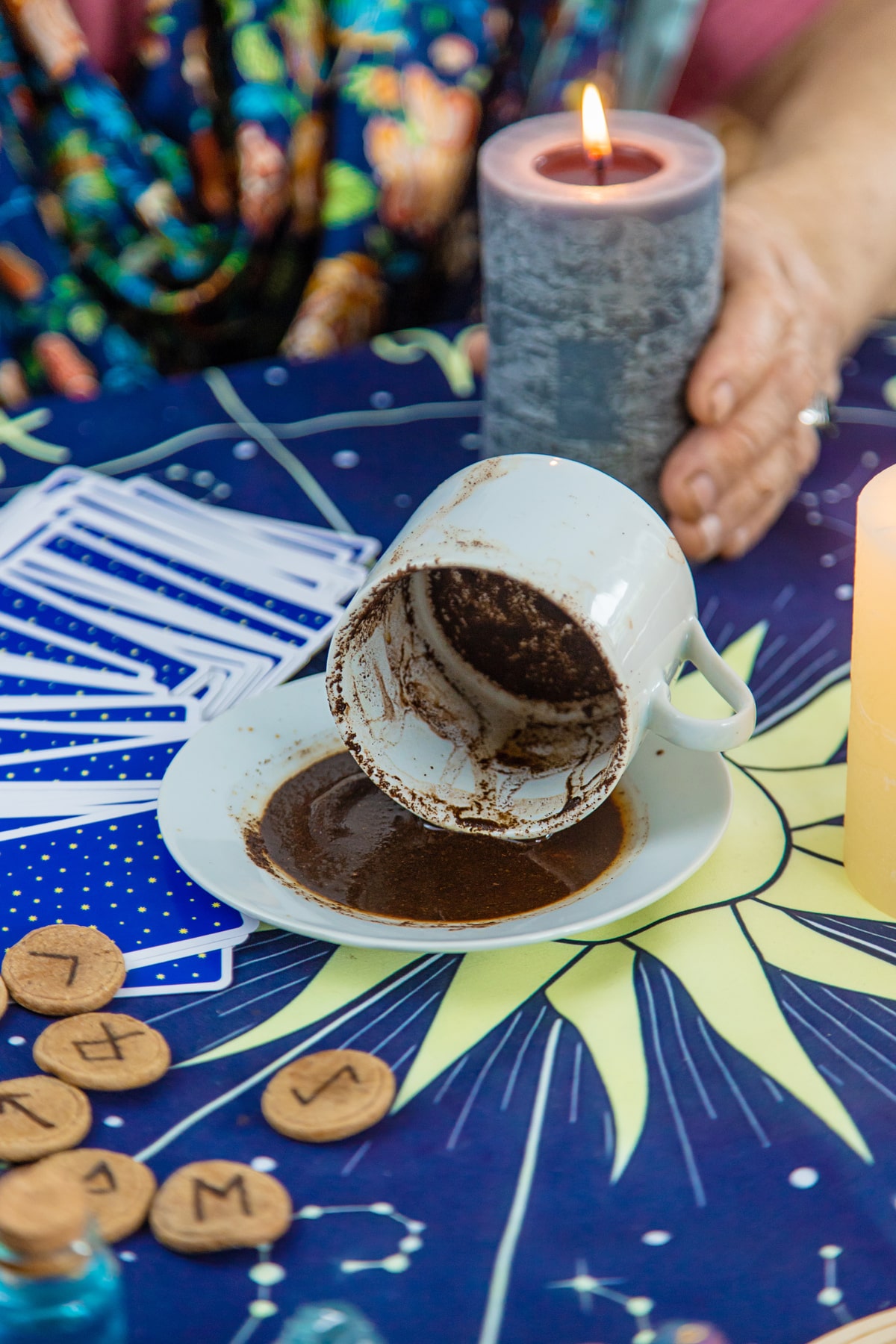 Taza con posos de café utilizada para una lectura de adivinación y predicciones.