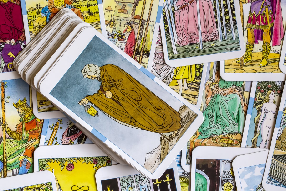 Cartas del tarot desplegadas para realizar una lectura y predicciones personalizadas
